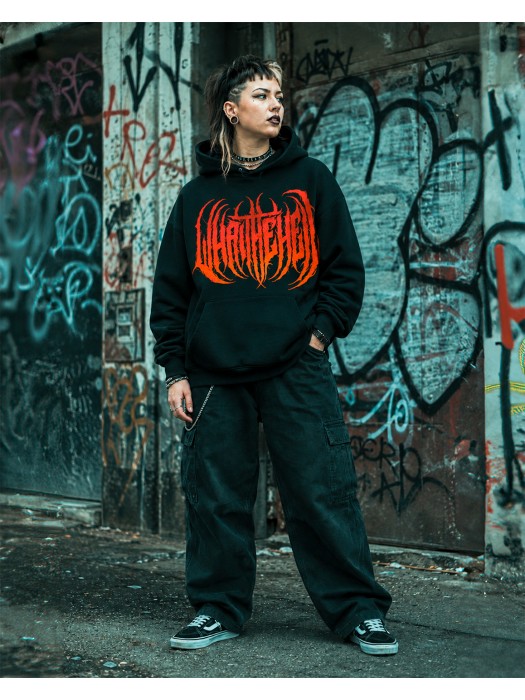 Модел с черен What The Hell унисекс суичър с качулка в gothic metal streetwear стил